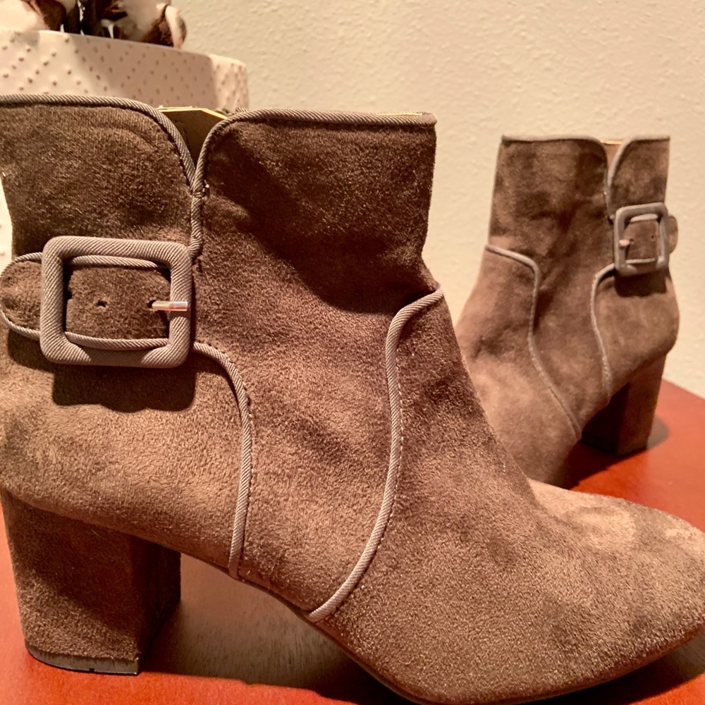 Suede olive green short boots with heel - Picture 4 of 7